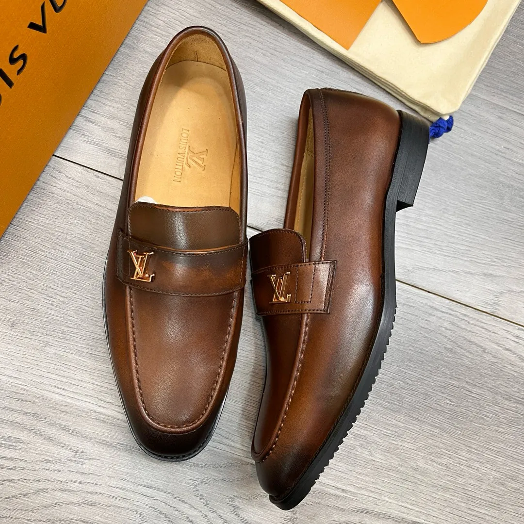 Factory price: 520💰-(LV) men’s formal leather shoes! Genuine molded horsebit, a classic must-have for your shoe cabinet! The feet are particularly delicate! This Gucci original version is a set last, and we are consistent with the counter! Therefore, it is more comfortable in terms of last shape and comfort! Take it to the counter and compare at will! Good shoes are more than just what they make! But grasp the essence from the inside out! Material: Imported first-layer cowhide! Genuine leather outsole imported from Italy, size: 39-44 (38/45 customized, non-refundable)
